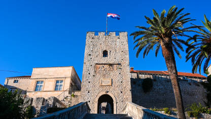 AK1_5617 Historijski grad Korčula, Hrvatska. Kameni zidovi, kule, kuće i zgrade u starom gradu. Jadransko more i otok Korčula.