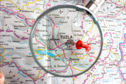 Tuzla Tuzla - zakačen grad na mapi pogled kroz lupu