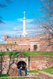 Pobednik na kalemegdanskoj tvrđavi u Beogradu Tvrđava Kalemegdan sa simbolom, statuom Pobedniku, predstavlja gradsko utvrđenje, oko kojeg se razvio današnji grad Beograd.