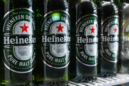 Boce Heineken piva. Boce Heineken piva u frižideru u kafiću. Hladno pivo.