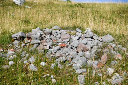 Hrpa kamenja na gomili u polju. Mnogo kamenja na gomili. Stijene.