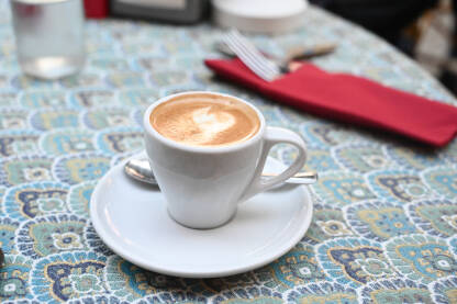 Espresso kafa sa mlijekom Espresso kafa sa mlijekom servirana na stolu u restoranu.