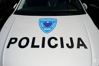 Policijski patrolni automobil na ulici. MUP HNK. Policijski patrolni automobil na ulici u Mostaru, Bosna i Hercegovina. MUP HNK. Natpis: "Policija. MUP Hercegovačko-neretvanskog kantona."