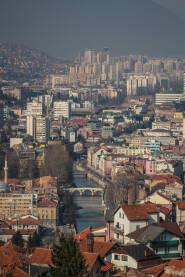 Sarajevo, korito Miljacke i mostovi Sarajevo u zimski dan, korito Miljacke i mostovi
