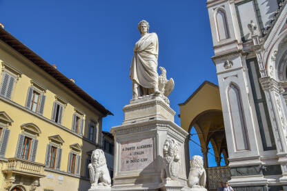 Dante Alighieri, spomenik u Firenci Spomenik piscu Danteu Aligijeriju, Firenca, Italija.