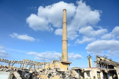 Dimnjak u staroj napuštenoj fabrici. Dimnjak u staroj napuštenoj fabrici. Razrušeni industrijski kompleks