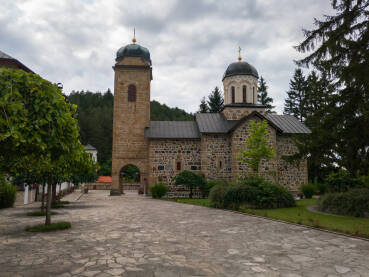 Matastir na Ozrenu Manastir na Ozrenu posvećen Svetom Nikoli kod Petrova