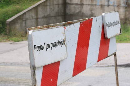 Saobraćajni znak poplavljen potputnjak Fotografije znaka za poplavljeni podvožnjak/potputnjak u naselju Buća Potok u Sarajevu. Podvožnjak koji spaja naselje Buća Potok sa Otokom u Sarajevu poplavi kod svake jače kiše.