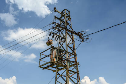 Dalekovod Dalekovod i kablovi. Prijenos električne energije. Transformator na stubu.