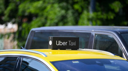 Uber taxi, znak na vozilu.