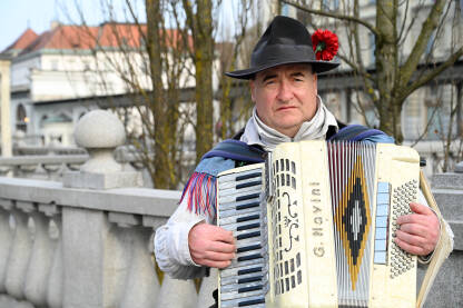 Muzičar svira harmoniku na trgu. Ljubljana, Slovenija: Muzičar svira harmoniku na glavnom trgu. Ulični svirač.