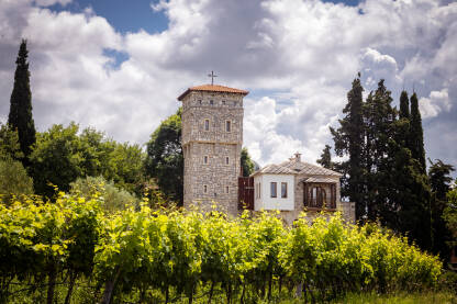 Manastir Tvrdoš, Trebinje Manastir Tvrdoš se nalazi nedaleko od Trebinja. Manastir je sjedište Zahumsko-hercegovačke i primorske eparhije i izgrađen je 1509. godine, na temeljima crkve iz IV vijeka.