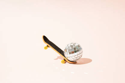 Skateboard Skateboard s disko kuglom.