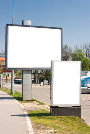 Prazan bilbord i reklamni totem na ulici