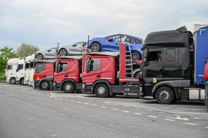 Grupa kamiona na parkingu. Transport. Grupa kamiona na parkingu kod benzinske pumpe. Vozači se odmaraju. Prevoz kamionima.