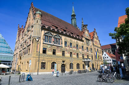 Ulm, Njemačka, centar grada Ulm, Njemačka, centar grada. Zgrada Gradske vijećnice. Ulm je grad u njemačkoj saveznoj državi Baden-Virtemberg. Zgrade, ulice i ljudi.