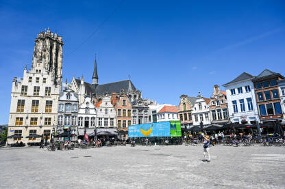Mechelen, Belgija, centar grada Mechelen, Belgija: Zgrade u centru grada. Ljudi šetaju ulicom.