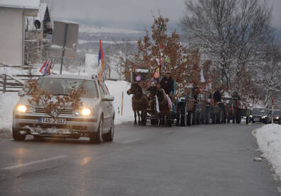 Kolona Automobil i konjske zaprege na nošenju badnjaka u Strojicama-Janj-Šipovo