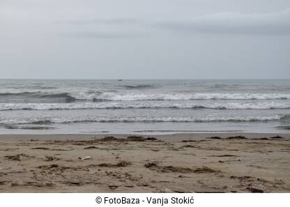 Nevrijeme na moru Kiša na pjeskovitoj plaži. Loš dan za plivanje. Oluja na moru. Nevrijeme na primorju.