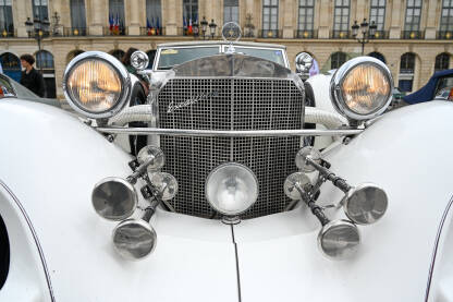Pariz, Francuska: Old timer automobili. Oldtimeri. Pariz, Francuska: Old timer automobili na trgu. Oldtimeri na ulici. Stari auti.