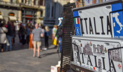 Suveniri u Italiji Suceniri na prodaju u Firenci. Registarske tablice sa natpisom Italija.
