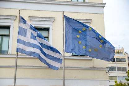 Zastava Grčke i Evropske unije na jarbolu. Državni i nacionalni simbol. Grčka i EU zastava.