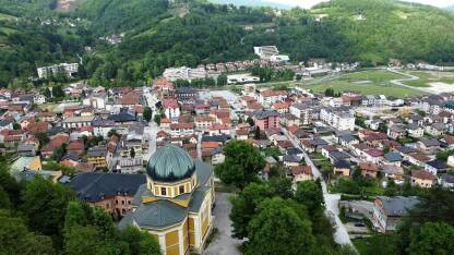 Fojnica se nalazi u centralnom dijelu Bosne i Hercegovine, oko 50 km zapadno od Sarajeva i 587 m iznad nivoa mora. Površina općine iznosi 308 km2.