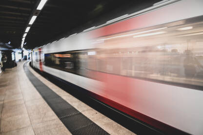 Putnički voz prolazi brzo kroz željezničku stanicu. Putnički voz prolazi brzo kroz željezničku stanicu. Transport.