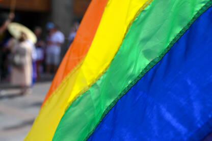 LGBTIQ zastava LGBTIQ zastava na protestu. Simbol LGBT zajednice i društvenih pokreta. Simbol lezbijske, gej, biseksualne, transrodne i queer zajednice