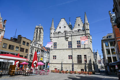 Mechelen, Belgija, centar grada Mechelen, Belgija: Zgrade u centru grada. Ljudi šetaju ulicom.