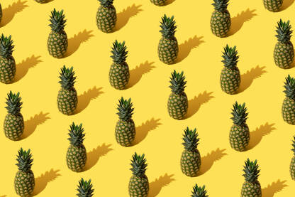 Ananas Ananas na žutoj pozadini.
