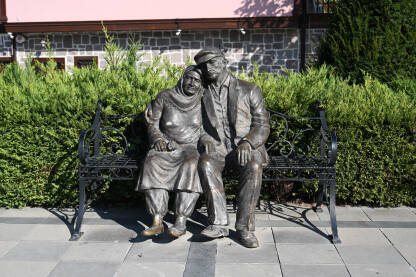 Statua starca i žene koji sjede na klupi. Ankara, Turska: Brončana statua starca i žene koji sjede na klupi. Hamamonu trg. Turistička atrakcija.