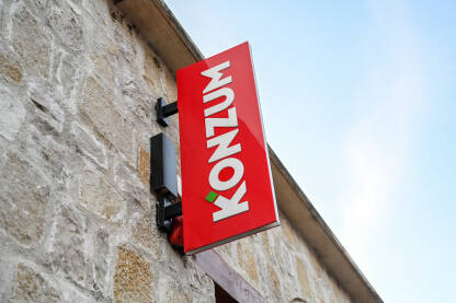Konzum, logo iznad supermarketa. Konzum, logo iznad supermarketa.