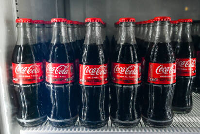 Boce Coca-Cole u frižideru. Boce Coca-Cole u frižideru. Hladni osvježavajući napitci.