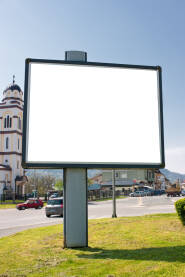 Prazan bilbord i reklamni totem na ulici