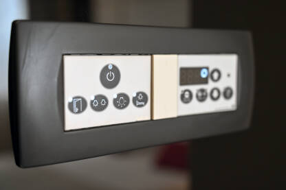 Moderni prekidači za svjetlo, klima uređaj i grijanje u hotelu. Moderni prekidači za svjetlo, klima uređaj i grijanje u hotelu.