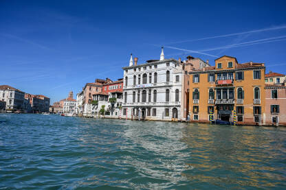 Venecija, Italija Venecija, Italija. Historijske građevine uz riječni kanal. Popularna turistička destinacija.
