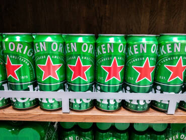 Limenke Heineken piva na policama u trgovini. Limenke Heineken piva na policama u trgovini.