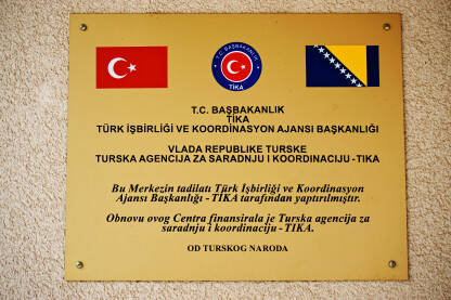 Tabla sa natpisom, o obnovi centra,na zgradi Agromediteranskog fakulteta u Mostaru.