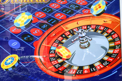 Znak za Casino. Kockarska ovisnost. Znak za Casino. Prikazan sto za kazino, rulet i žetoni za poker. Znak za kockanje. Kladionica. Kockarska ovisnost.