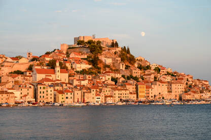 Šibenik Stari grad Šibenik, Dalmacija, Hrvatska. Zgrade, kuće, katedrala Sv. Jakova i tvrđava Sv. Mihovila na vrhu brda. Jadransko more i grad Šibenik tokom zalaska sunca.