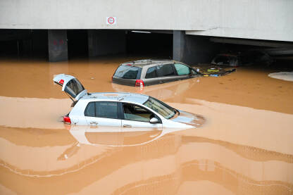 Automobil u vodi Potopljeni automobili na parkingu. Poplave rijeka u gradu. Automobili potopljeni u vodu. Potopljen auto.