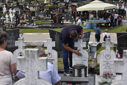 Ljudi na groblju Obilježavanje stradanja Srba u Srednjem Podrinju i Birču u Bratuncu, 31 godina, 1. juli 2023. godina.
Centralno obilježavanja u Srednjem Podrinju, Bratunac.