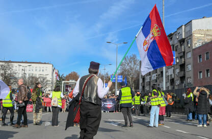 Mladić obučen u srpsku narodnu nošnju, sa zastavom Srbije. Studenti na protestima. Studenti blokiraju Autokomandu 27.01.2025. u Beogradu.