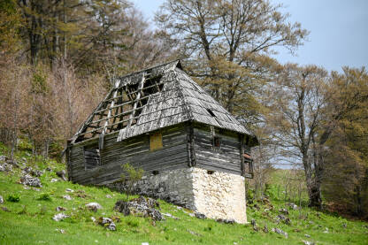 Napuštena stara kuća na planini. Trošna kamena i drvena kuća na selu.