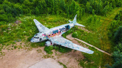 Avion Douglas C-47 Aerodrom Željava Avion Douglas C-47 koji se nalazi na aerodromu Željava u blizini Bihaća