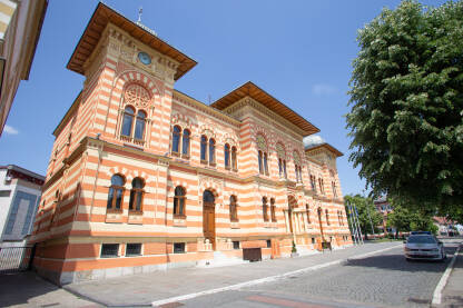 Gradska Vijećnica Brčko Gradska vijećnica u Brčkom sagrađena je 1892. godine prema idejnom projektu arhitekta Aleksandra Viteka te je starija u Vijećnice u Sarajevu.