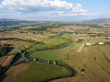 Rijeka Sturba, Livno, BiH, snimak dronom. Rijeka Sturba, Livno, BiH, snimak dronom. Rijeka u Livanjskom polju. Bistra voda.
