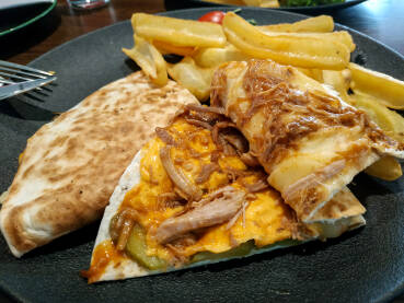 Tortilja sa mesom servirana na stolu u restoranu.