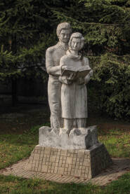 Statua Kamena statua ispred Gimnazije Obala, Sarajevo